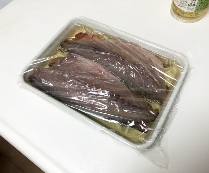 しめ鯖の作り方③酢でしめます。ラップで包んで冷蔵庫に