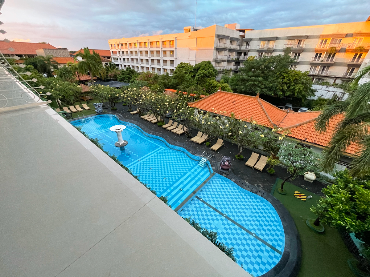 フェブリズ ホテル & スパ / Febri’s Hotel & Spa 中庭 大プール 景色