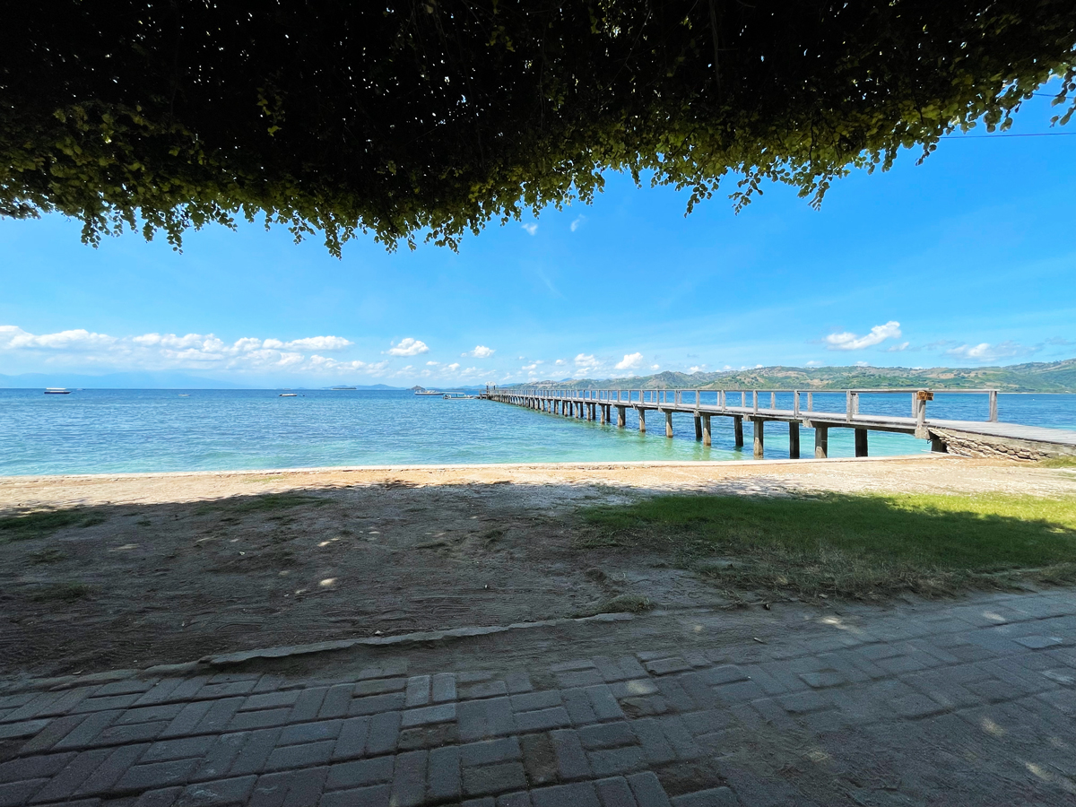 ココモリゾート ギリ グデ レストラン 木陰のテーブル席から桟橋方面