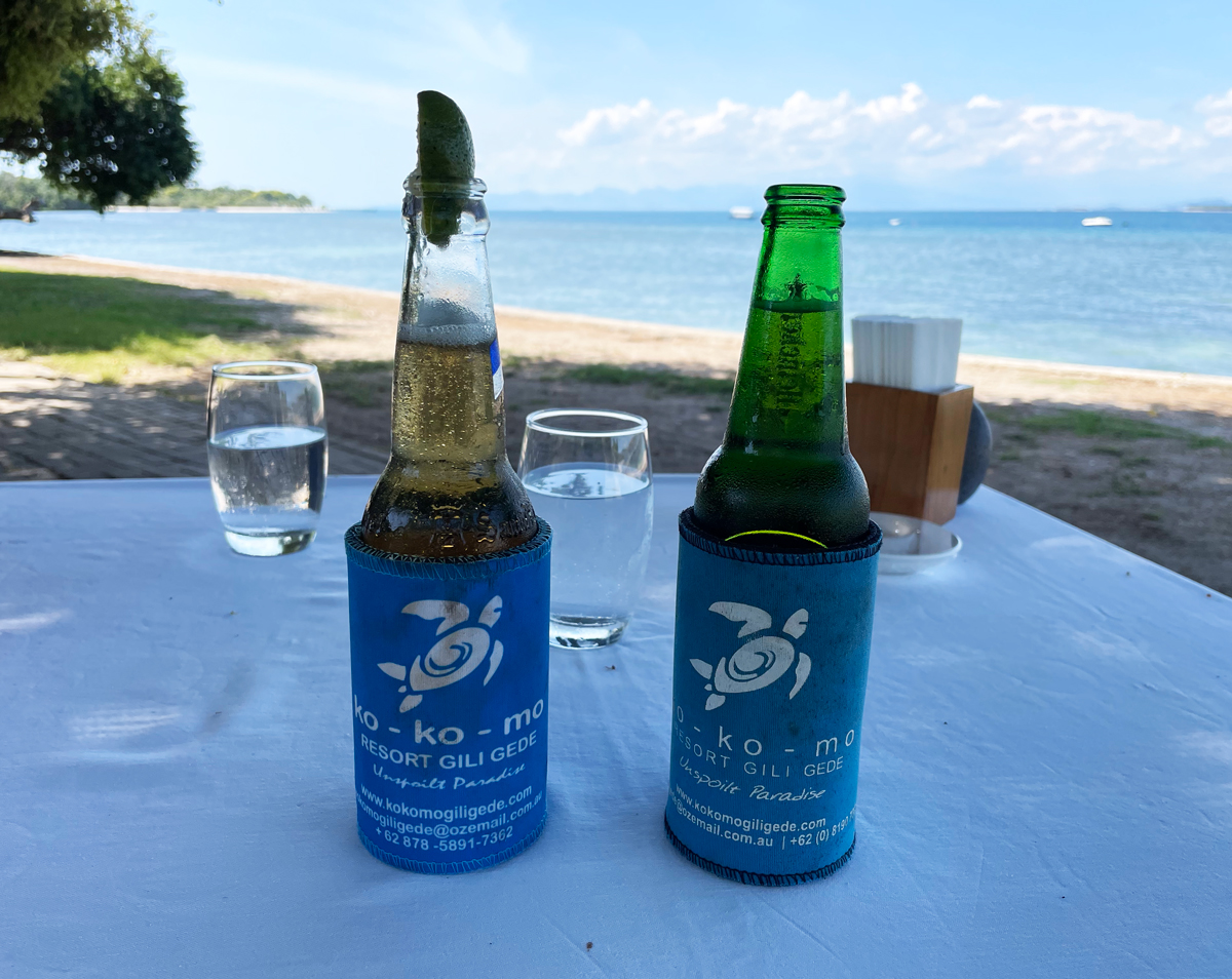 ココモリゾート ギリ グデ レストラン ビールで乾杯