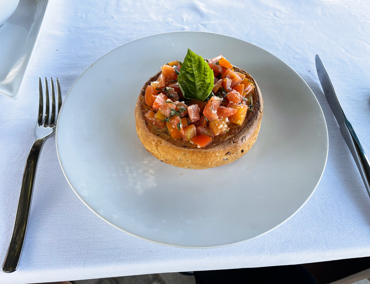 ココモリゾート ギリ グデ レストラン トマトのブルスケッタ