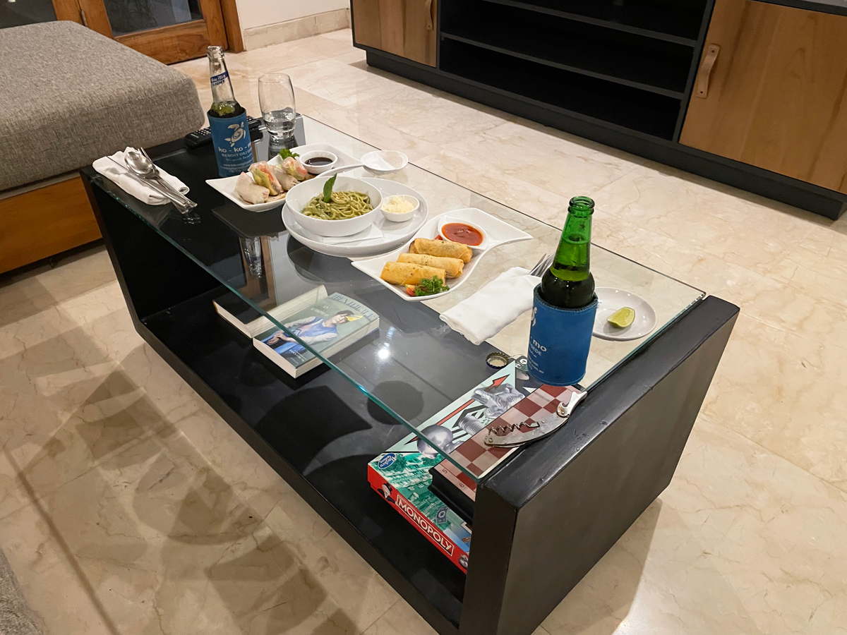 ココモリゾート ギリ グデ ルームサービス 部屋食