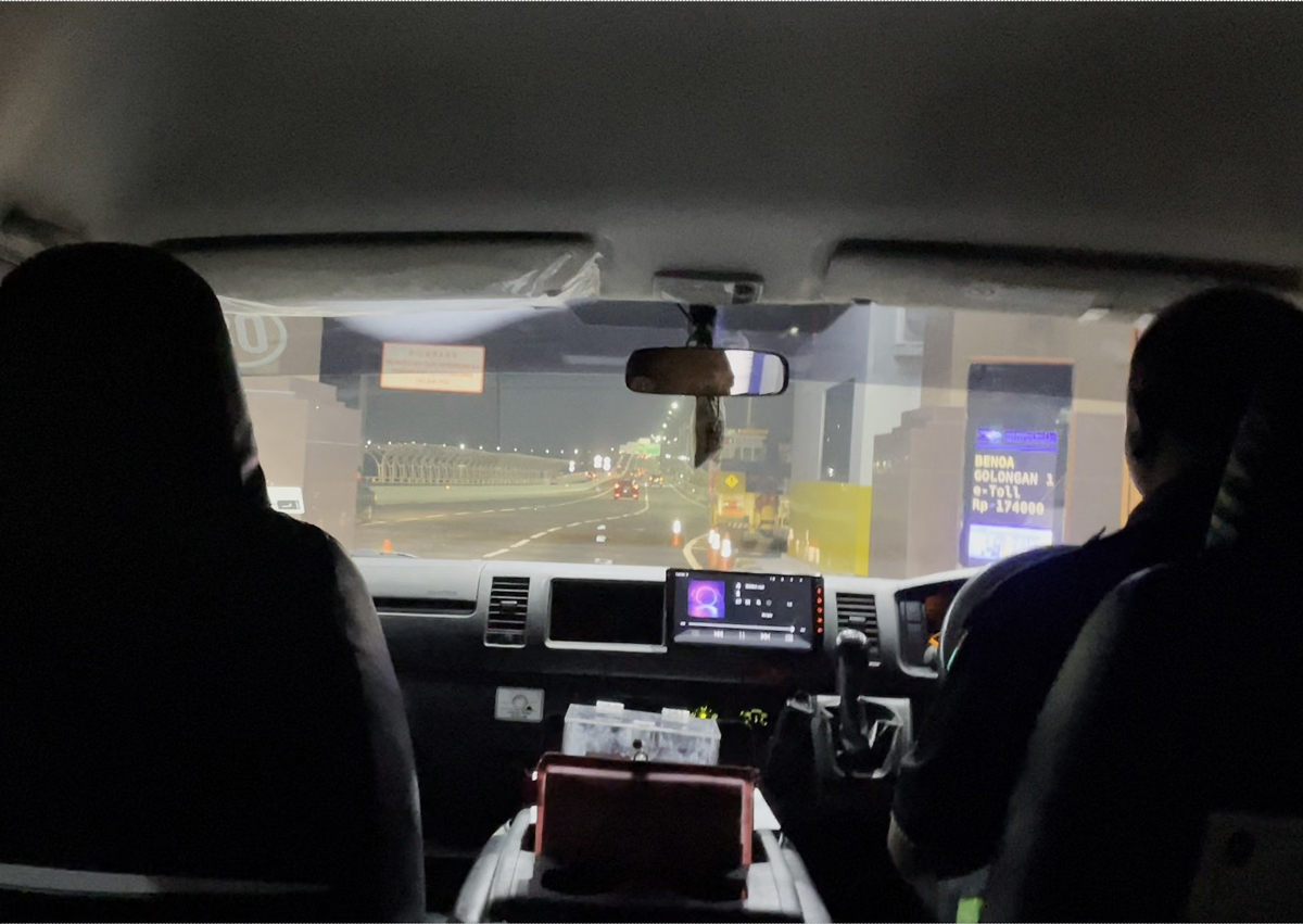 Benoa Toll Plaza クラクラバス ングラ・ライ国際空港に向けて高速に乗る所