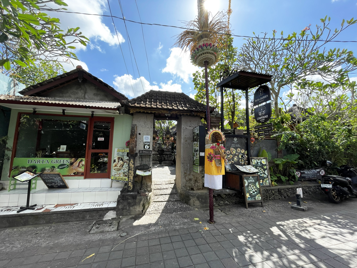 Compound Warung 入り口 門前