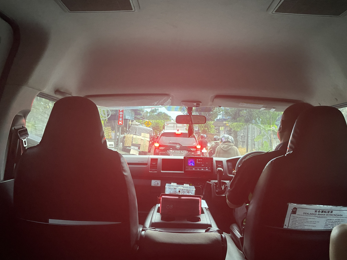 クラクラバス ウブド → クタゆき 渋滞にはまりました