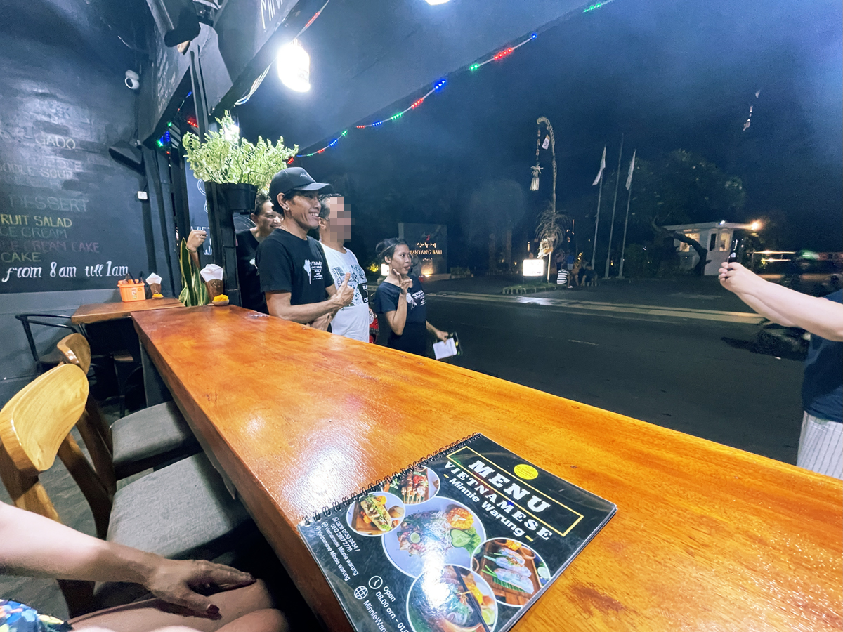 Vietnamese Minnie Warung ベトナム料理店 スタッフさんと記念写真