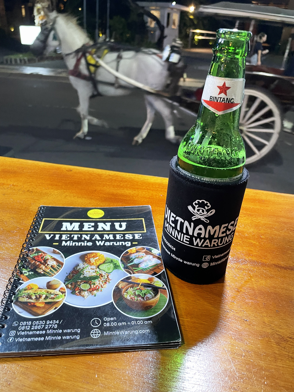 Vietnamese Minnie Warung ベトナム料理店 歩道側の席 クタ バリ島 インドネシア