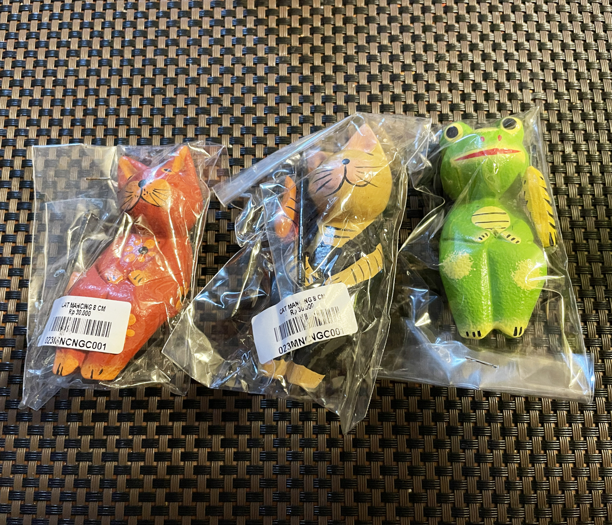 バリ島のお土産 木工作品 釣りする猫 蛙